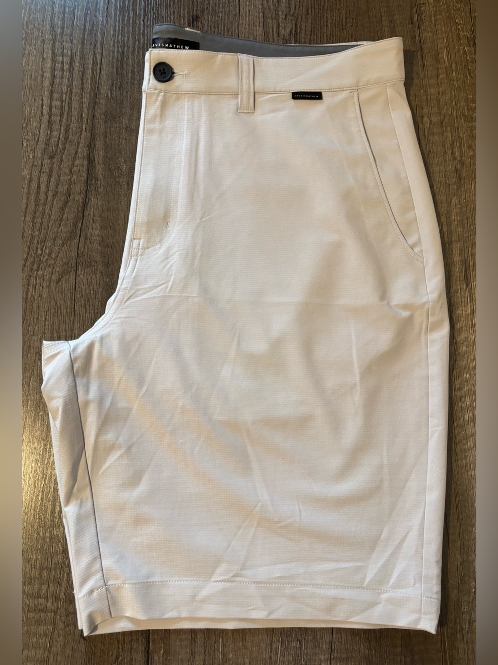 LIKE NEW Travis Mathew Wanderlust 9” Shorts- 38, Light Khaki